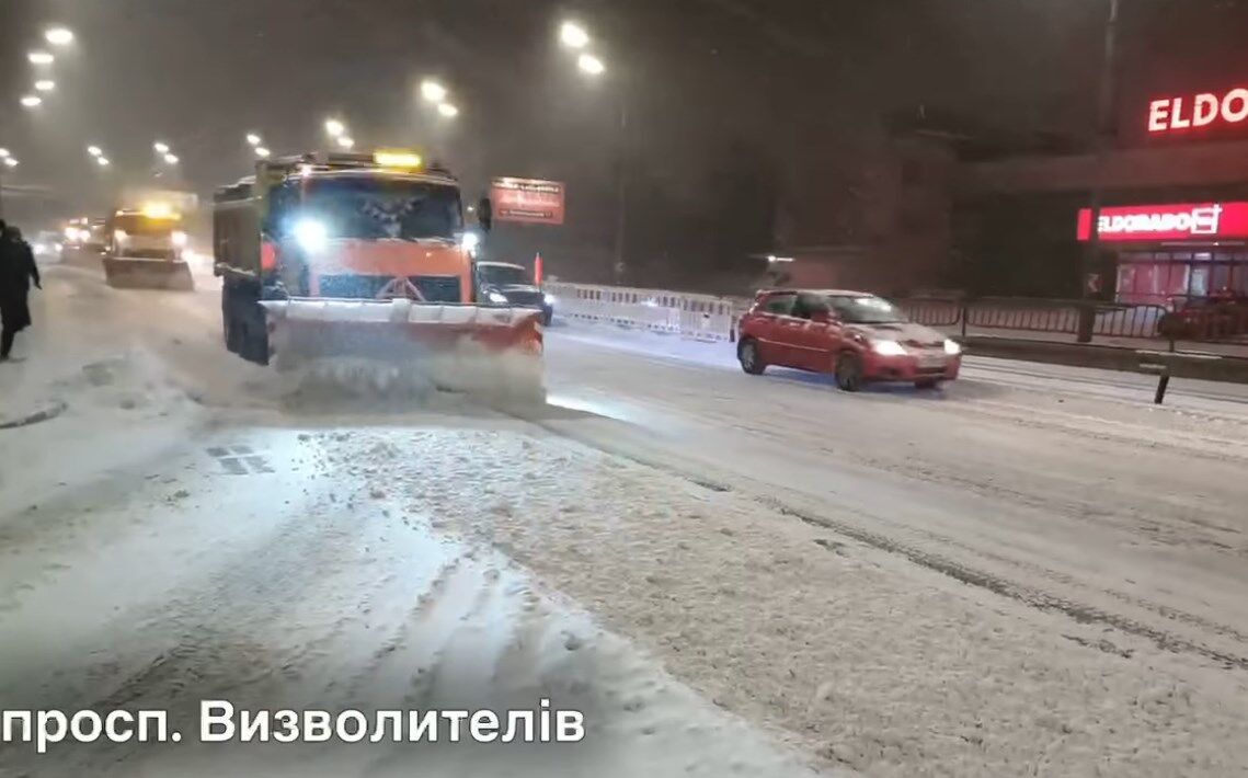 Спецтехніка розчищає дороги в Києві.