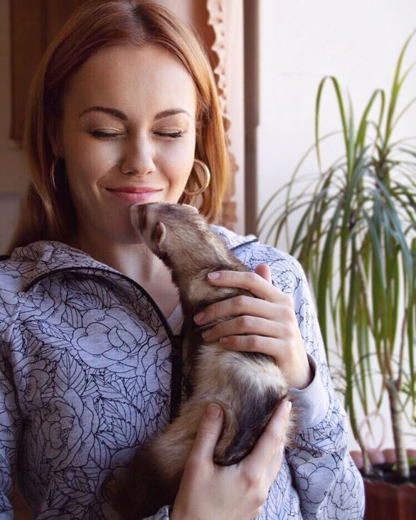 У певицы Алеши дома есть кот и экзотическая фретка.