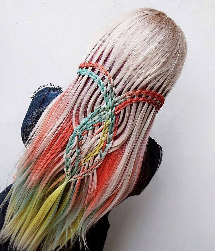 Цветные пряди волос и оригинальное плетение создают эксклюзивный образ.