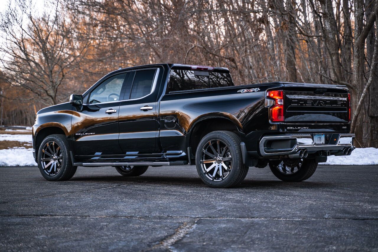 Автомобиль оснащен полноразмерной 4-дверной кабиной и полным приводом