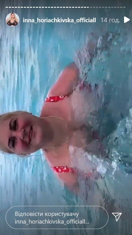 Инна Горячковская плавает в бассейне