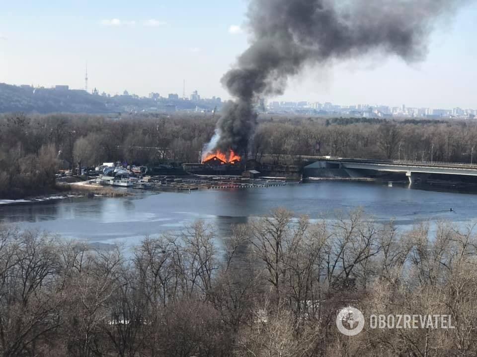 На місце події викликали пожежників.