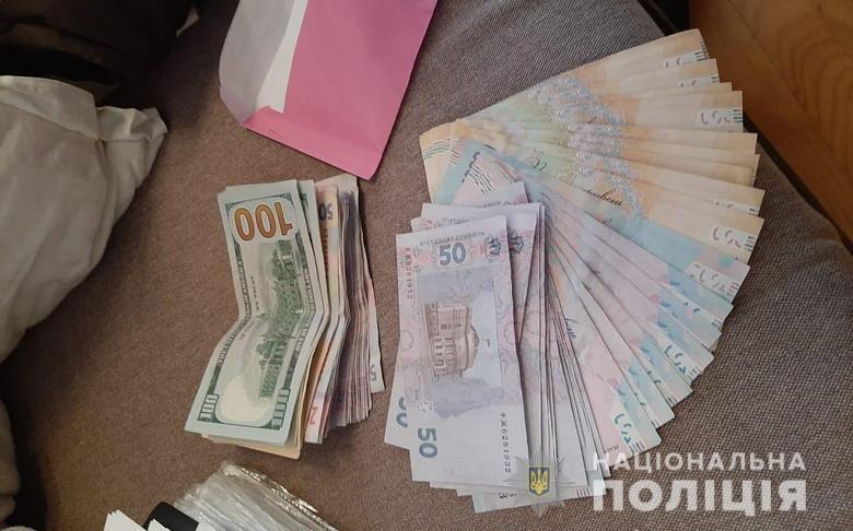 Полицейские изъяли 250 тысяч гривен.