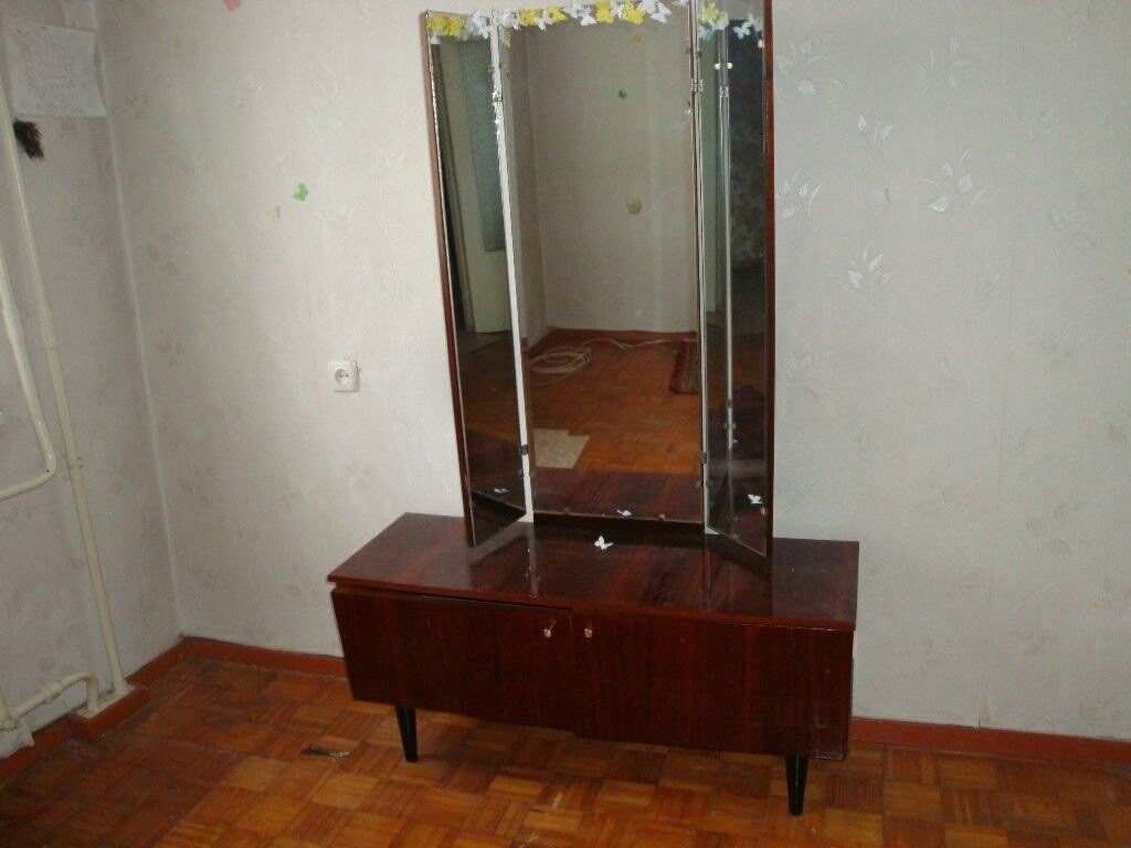 Трельяж с тремя зеркалами в СССР ставили и в спальнях, и в гостиных, и прихожих