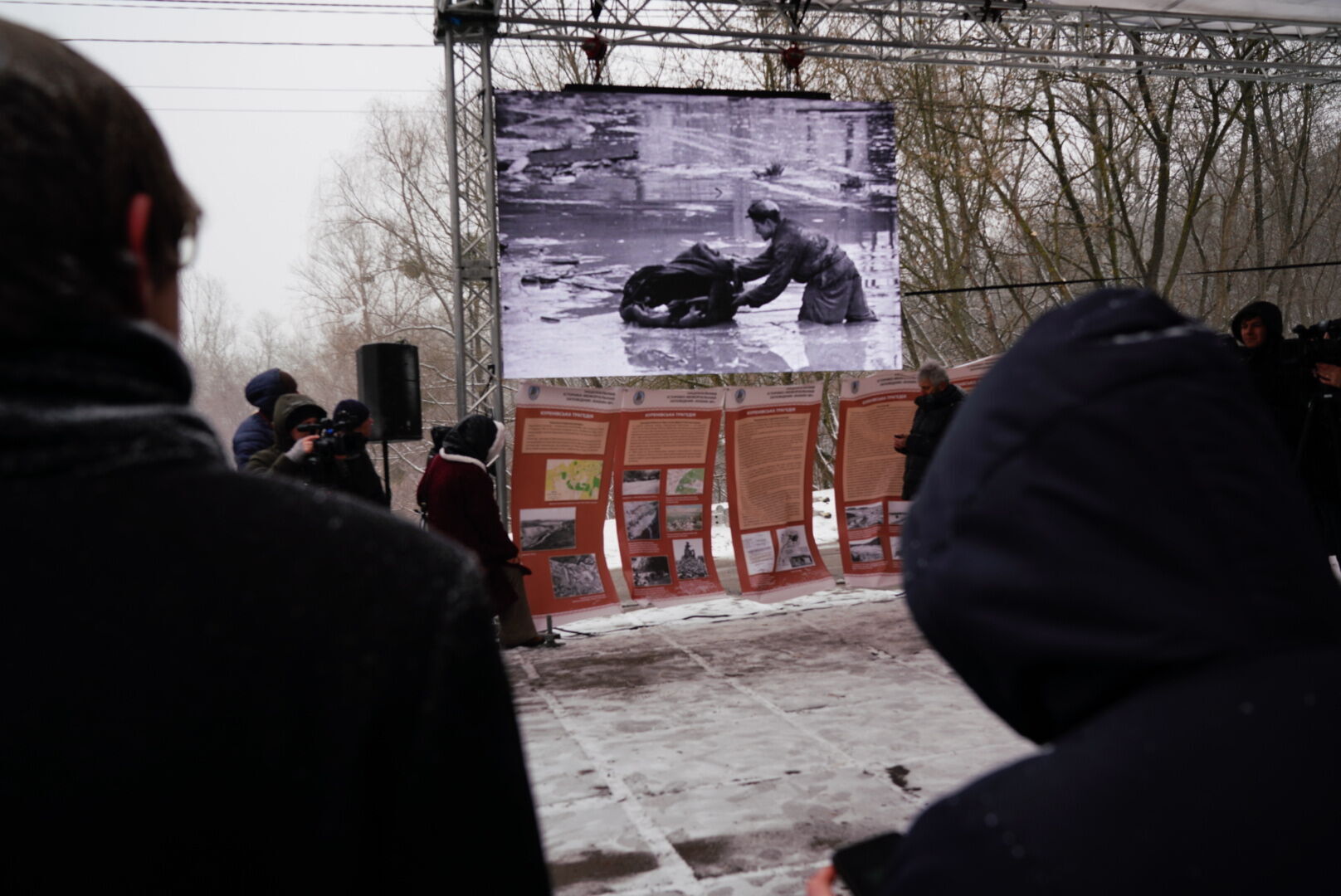 У Києві відкрили інсталяцію, присвячену 60-й річниці Куренівської трагедії. Фото
