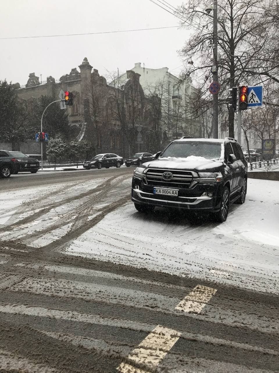 Машина припаркована на "зебре".