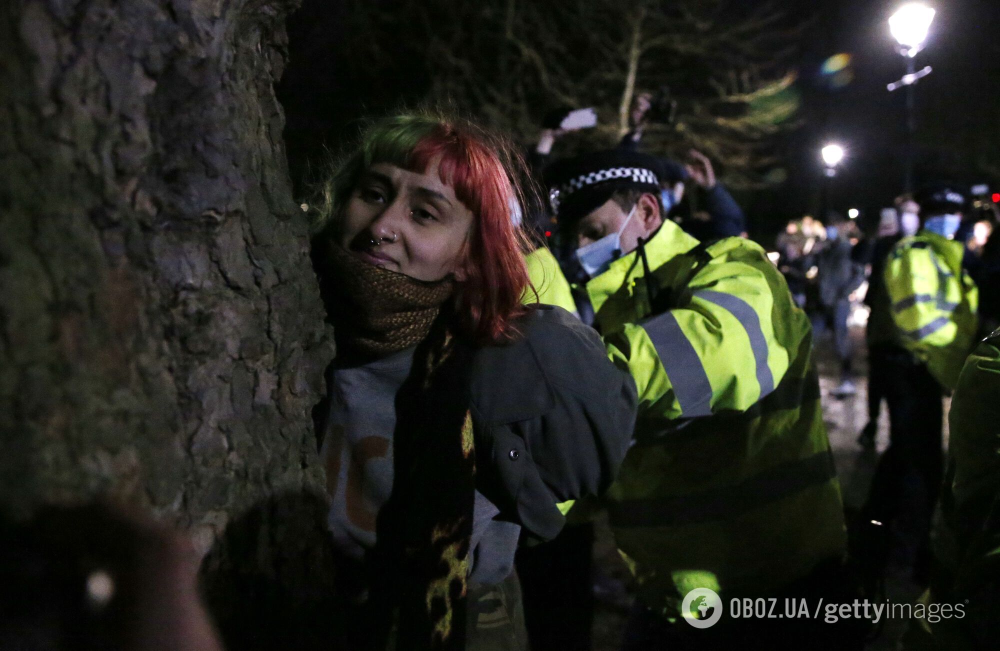 Полицейский задерживает активистку