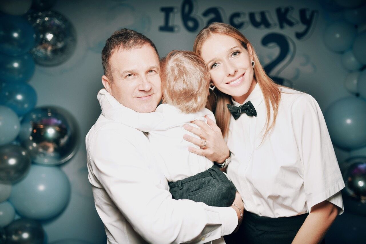 Юрий Горбунов и его супруга Катя Осадчая с их сыном.