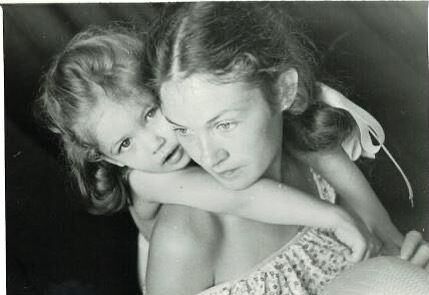 Ольга Куриленко в дитинстві разом з мамою