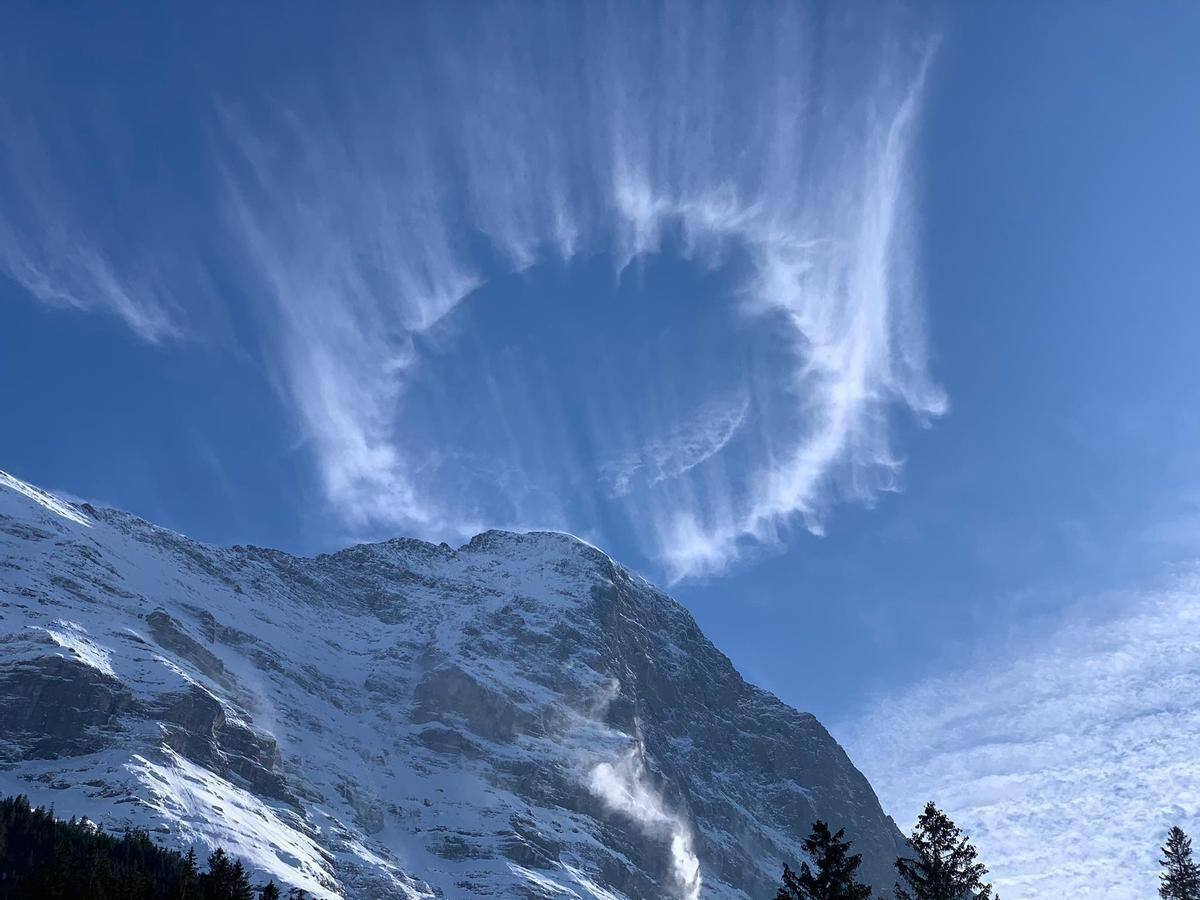 Загадочные круги над Альпами оказались конденсационными следами от полетов