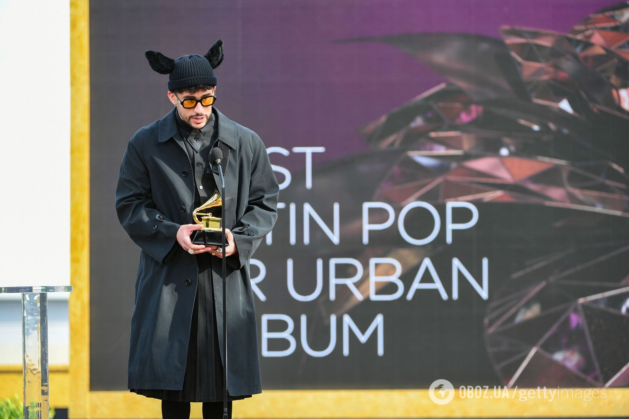 Певец Bad Bunny для выхода в свет выбрал оригинальный наряд