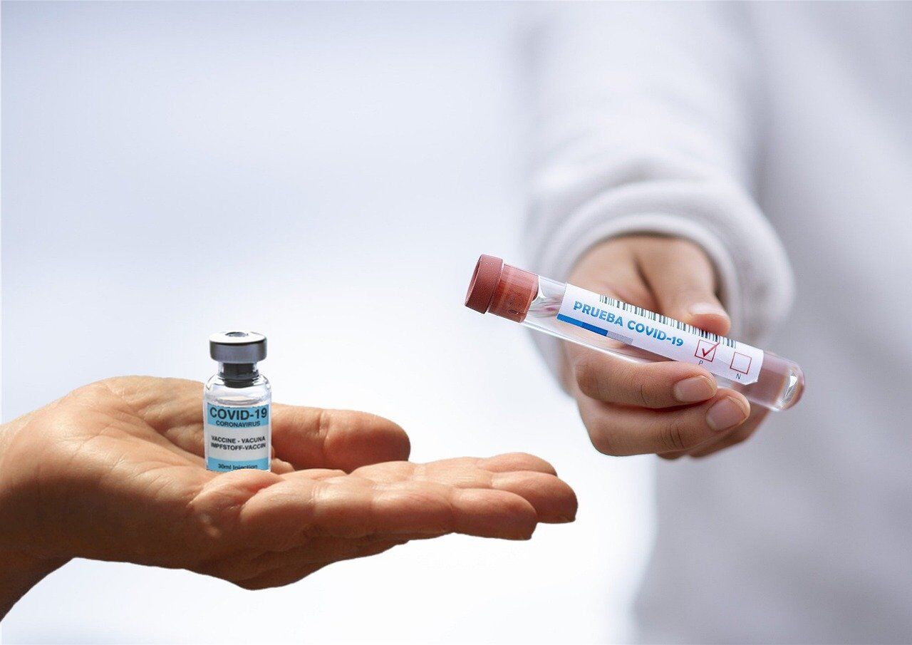 Записатися в чергу на вакцинацію від коронавірусу можна через застосунок Дія або через контакт-центр МОЗ