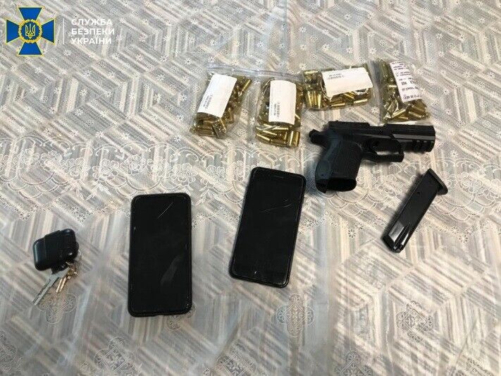 Сотрудники СБУ также изъяли телефоны и оружие