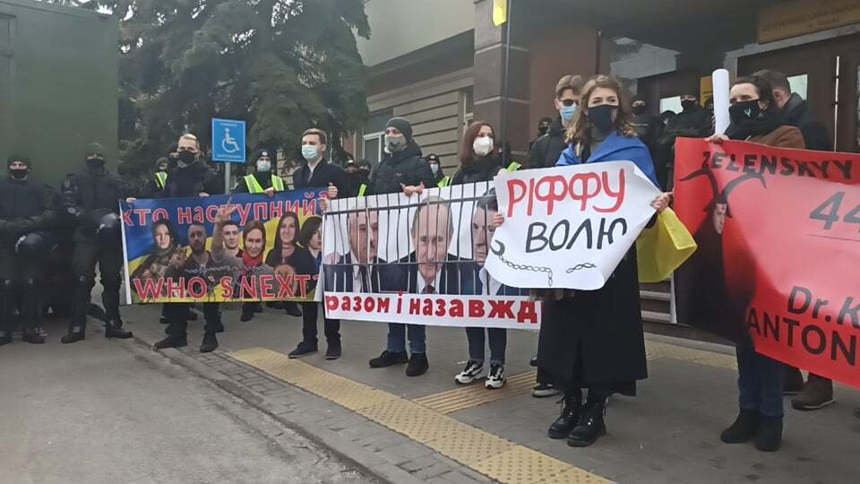 Протест біля будівлі суду.