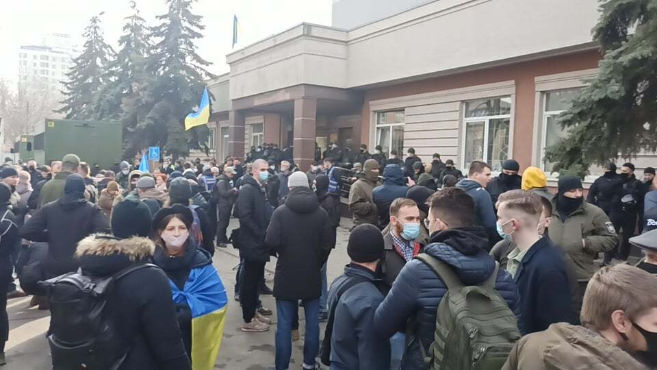 Протест біля будівлі суду.