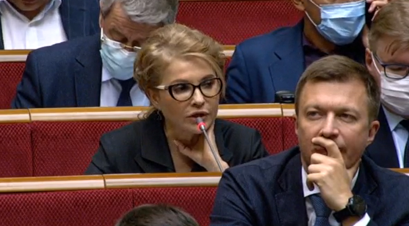 Нардепка Юлія Тимошенко не надіває маску в сесійній залі.