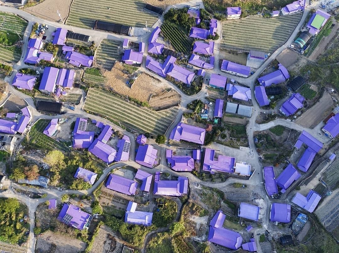 На двох маленьких островах Банвол і Бакджі (Південна Корея) розфарбували дахи