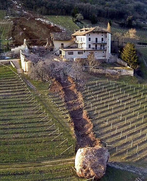 В Италии огромный камень разрушил дом.