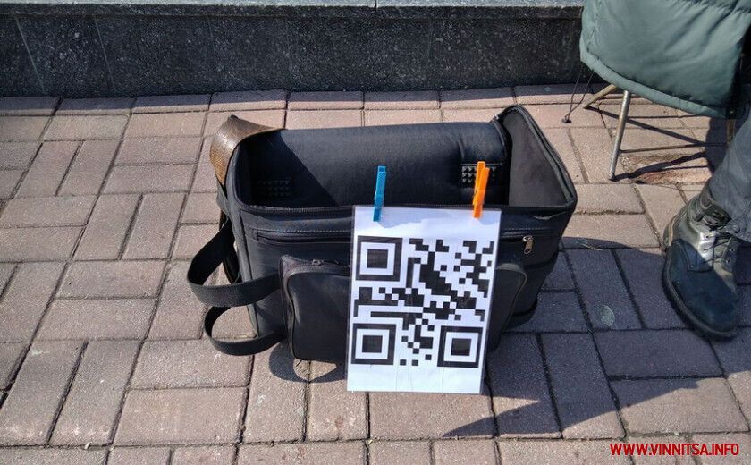 Уличный музыкант Александр Шамигов начал принимать деньги через QR-код