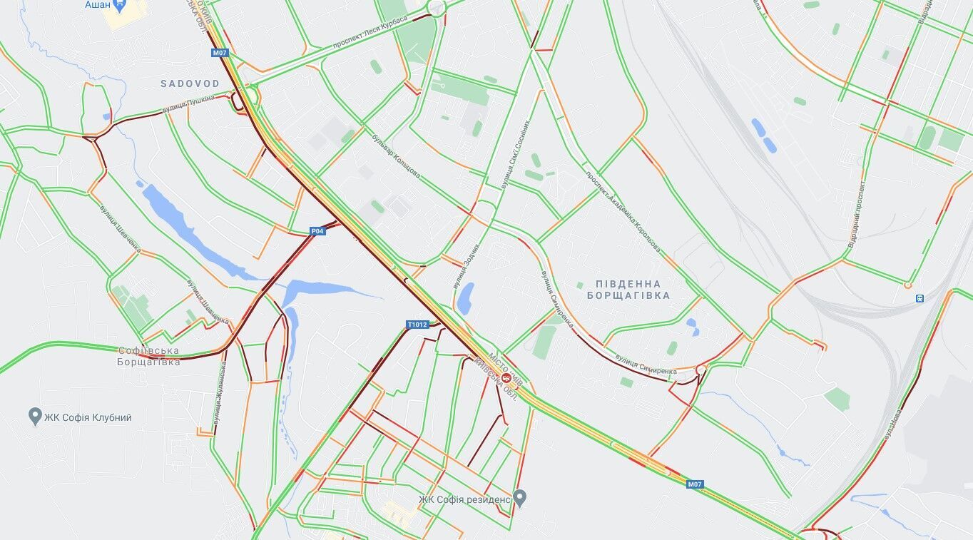 Проблеми з рухом для авто є по всьому місту.