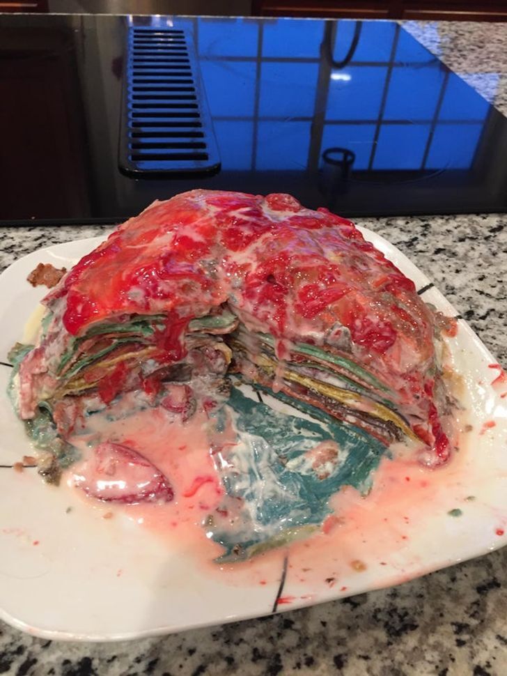 Торт на мамин день рождения получился не очень аппетитным.