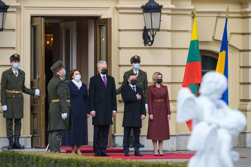 Зеленская встретила литовскую делегацию в модном пальто