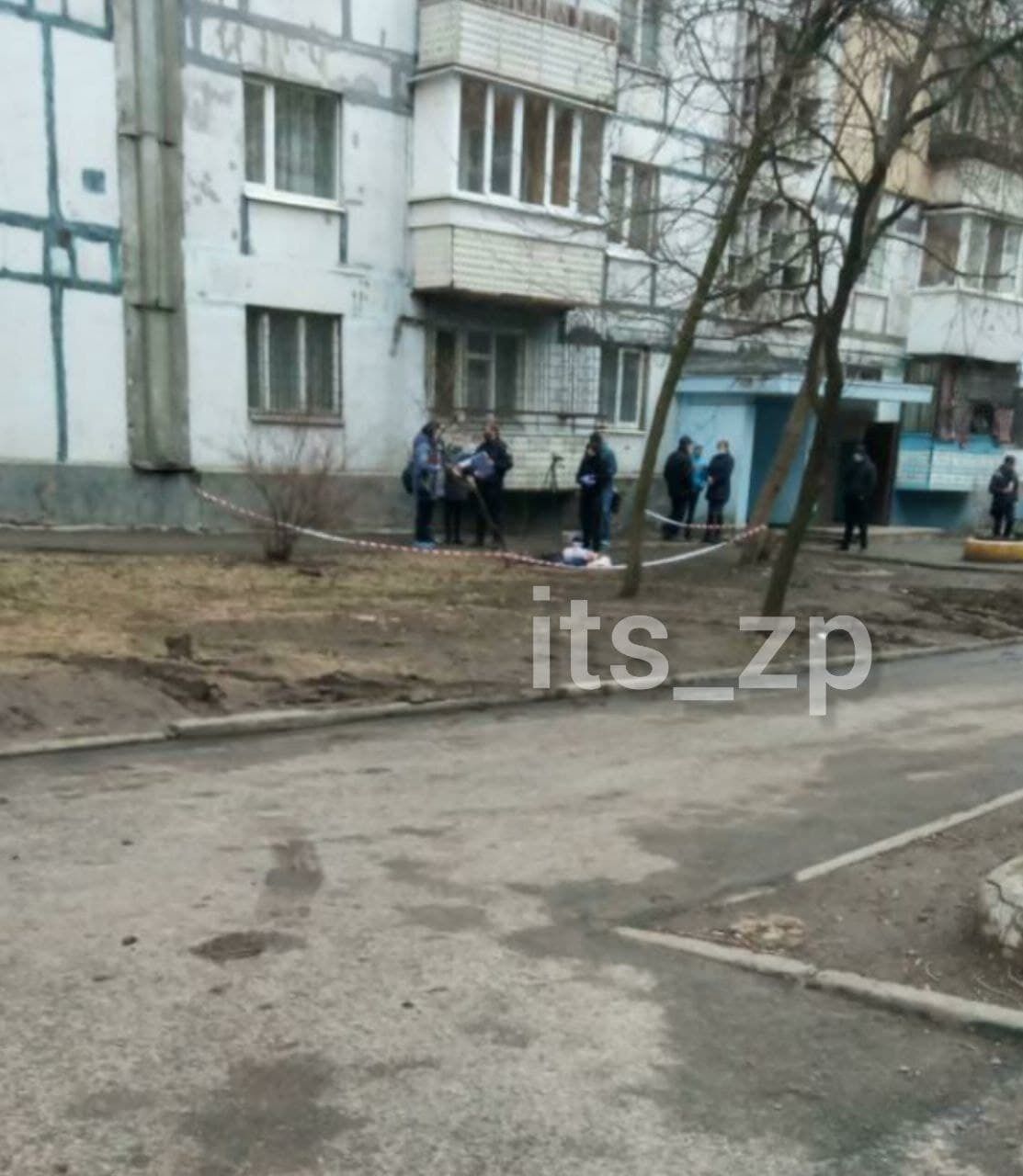 Тіло дитини під багатоповерхівкою