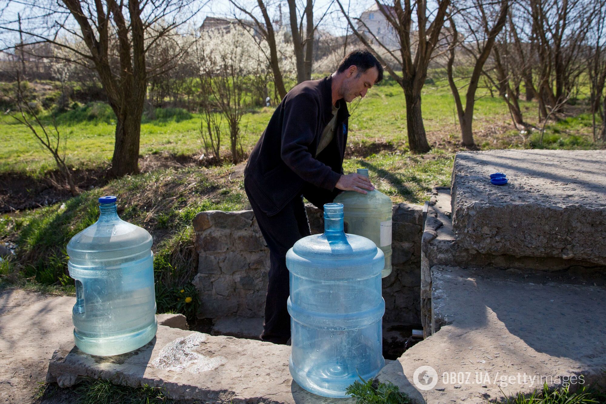 Житель села Курци під Сімферополем набирає воду з джерела – Сімферопольське водосховище опускається через висихання малих річок