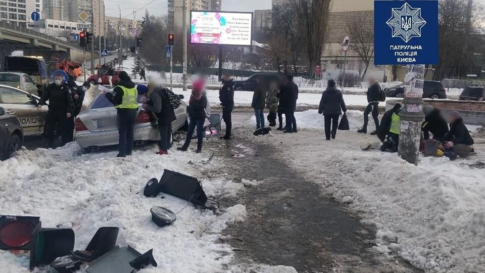 Автомобиль сбил двух пешеходов.