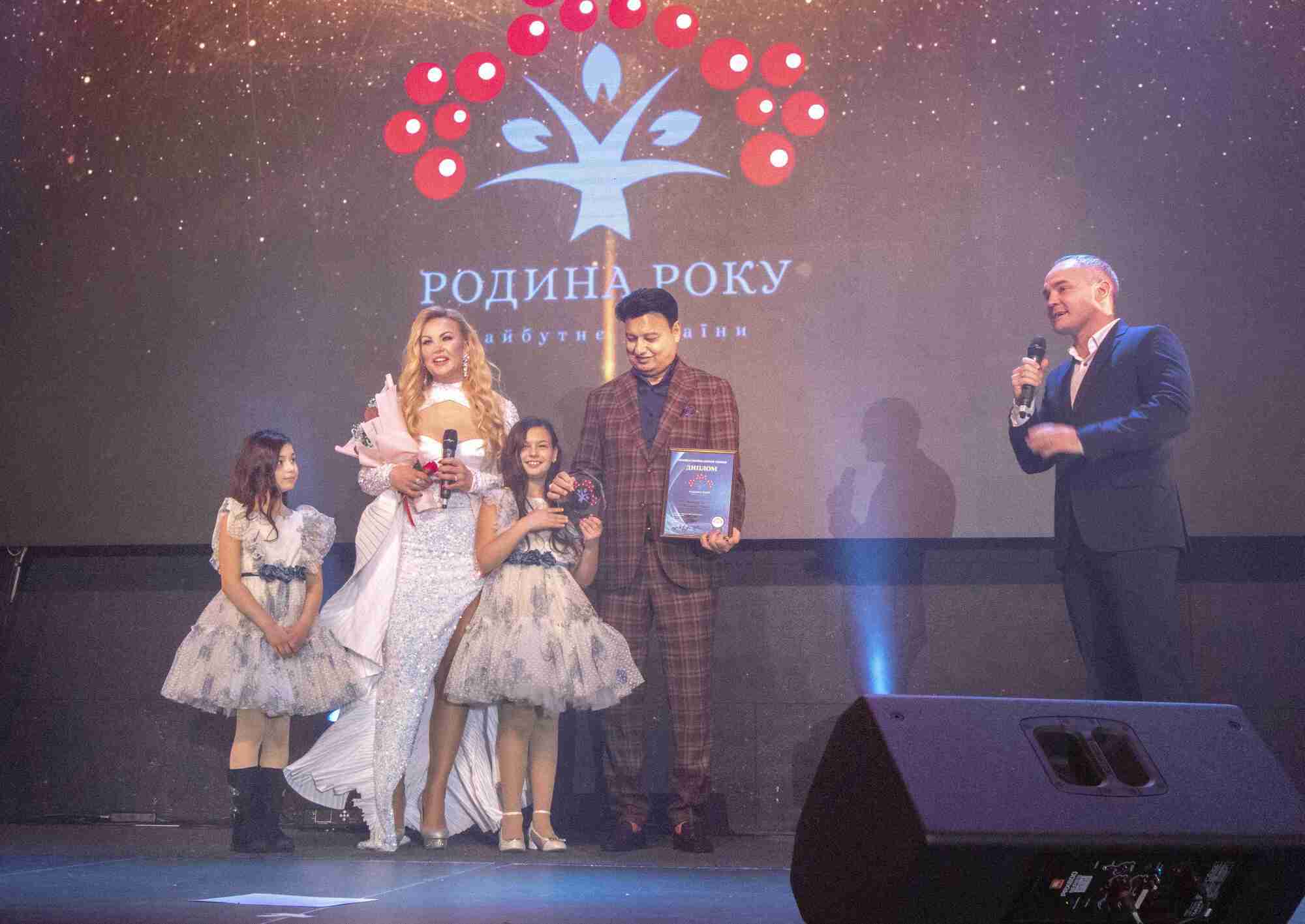 Семья Захур получила титул "Семья года" от одноименной премии и награды на сцене забрала "полным составом"
