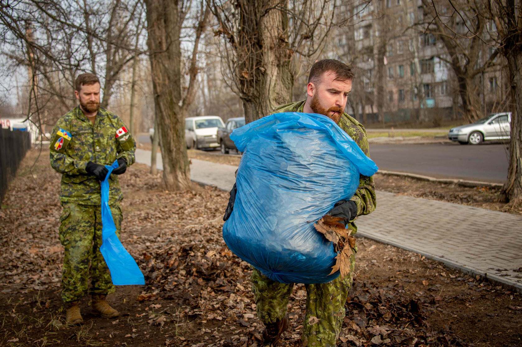 Канадцы убирали опавшие листья.