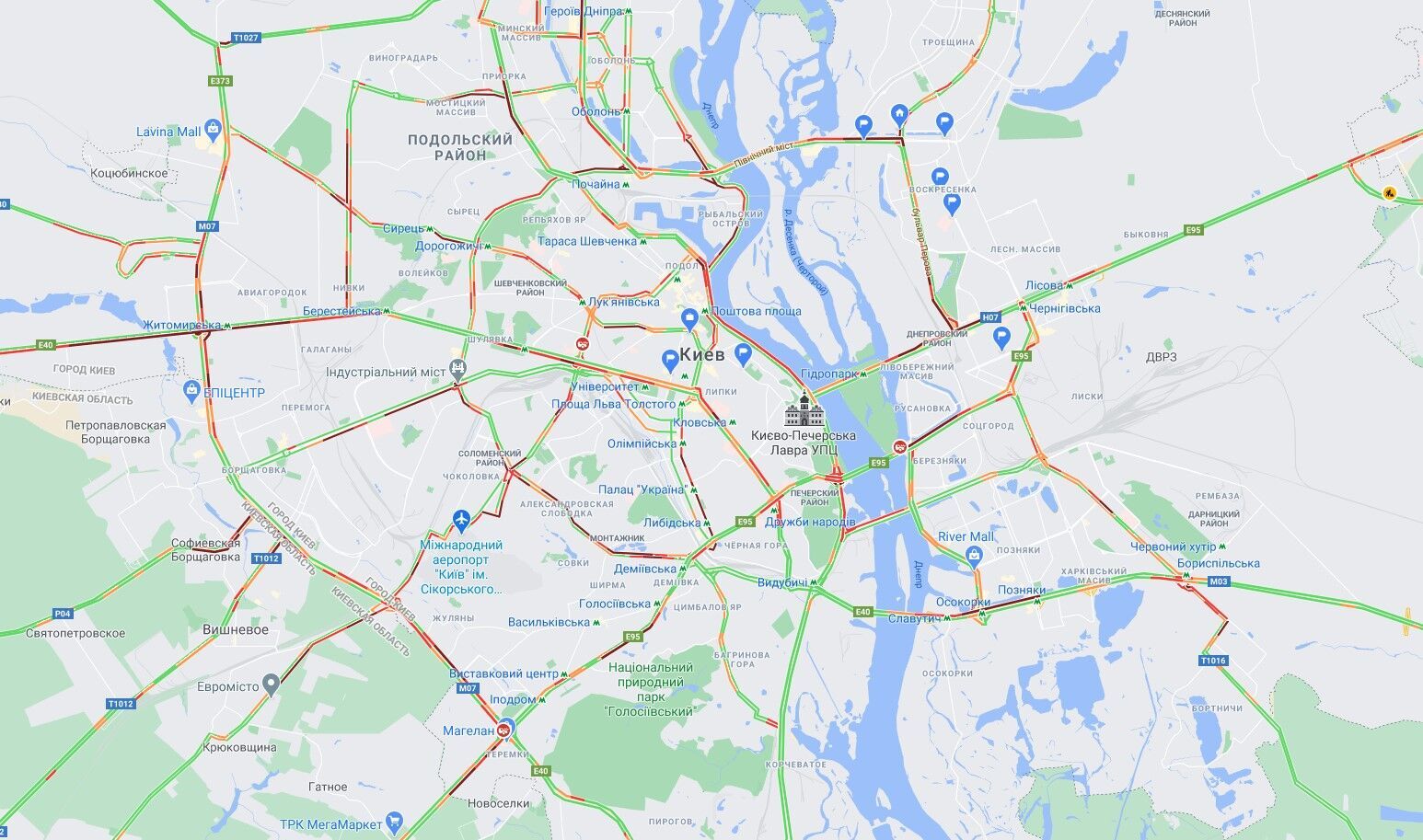 В Киеве многочисленные пробки "сковали" движение на дорогах.