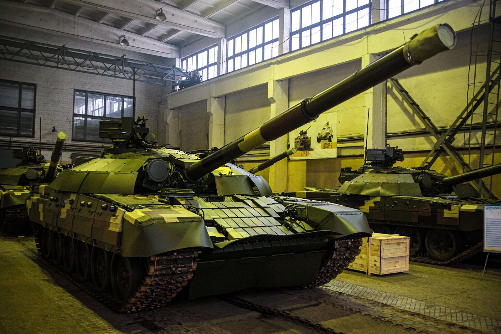 Танк Т-72 в ремонтному цеху