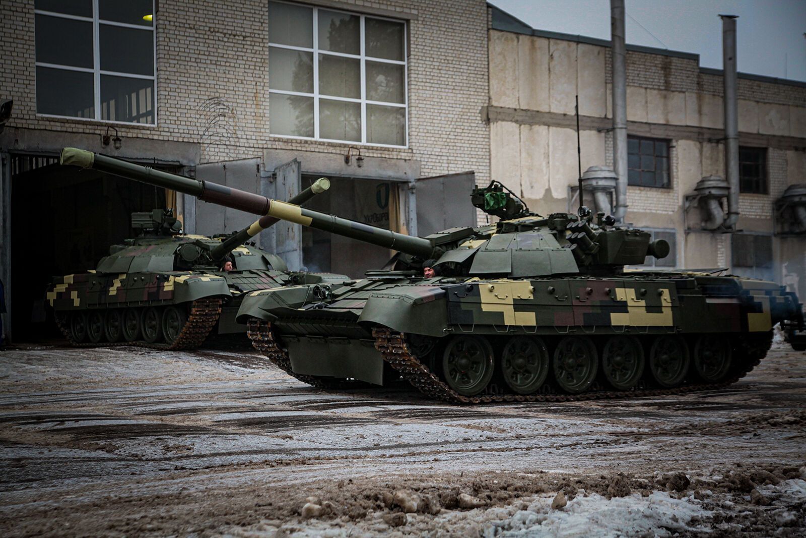 Воины ВСУ получили 5 улучшенных танков.
