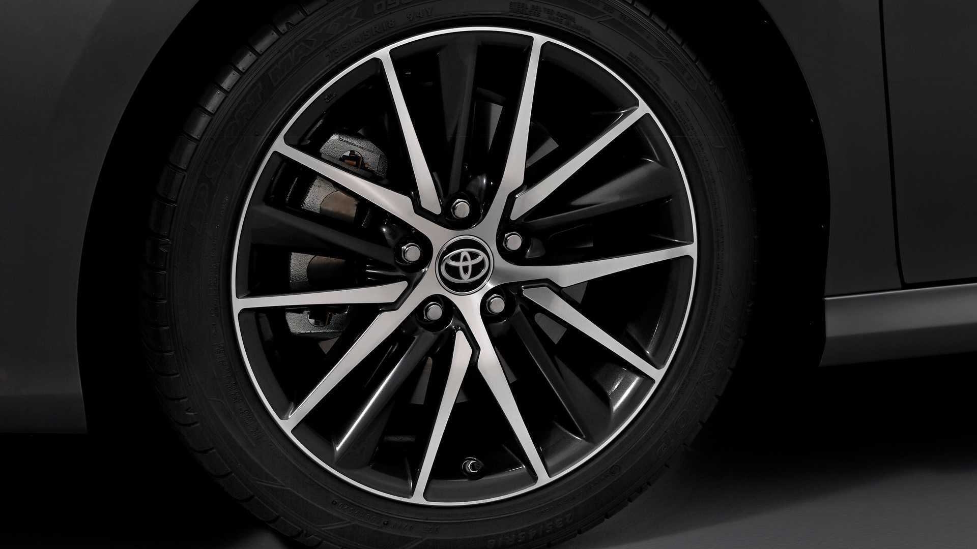 Toyota Camry получила 17-и 18-дюймовые легкосплавные диски