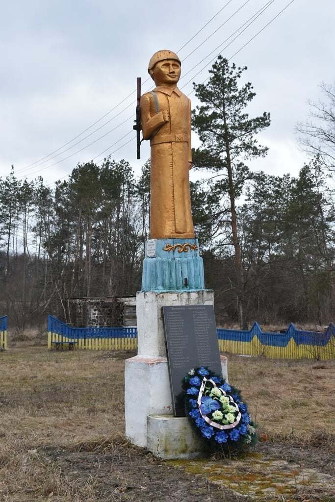 Такий пам'ятник солдату, за словами автора фото, встановлено в селі Дідковичі на Коростенщині