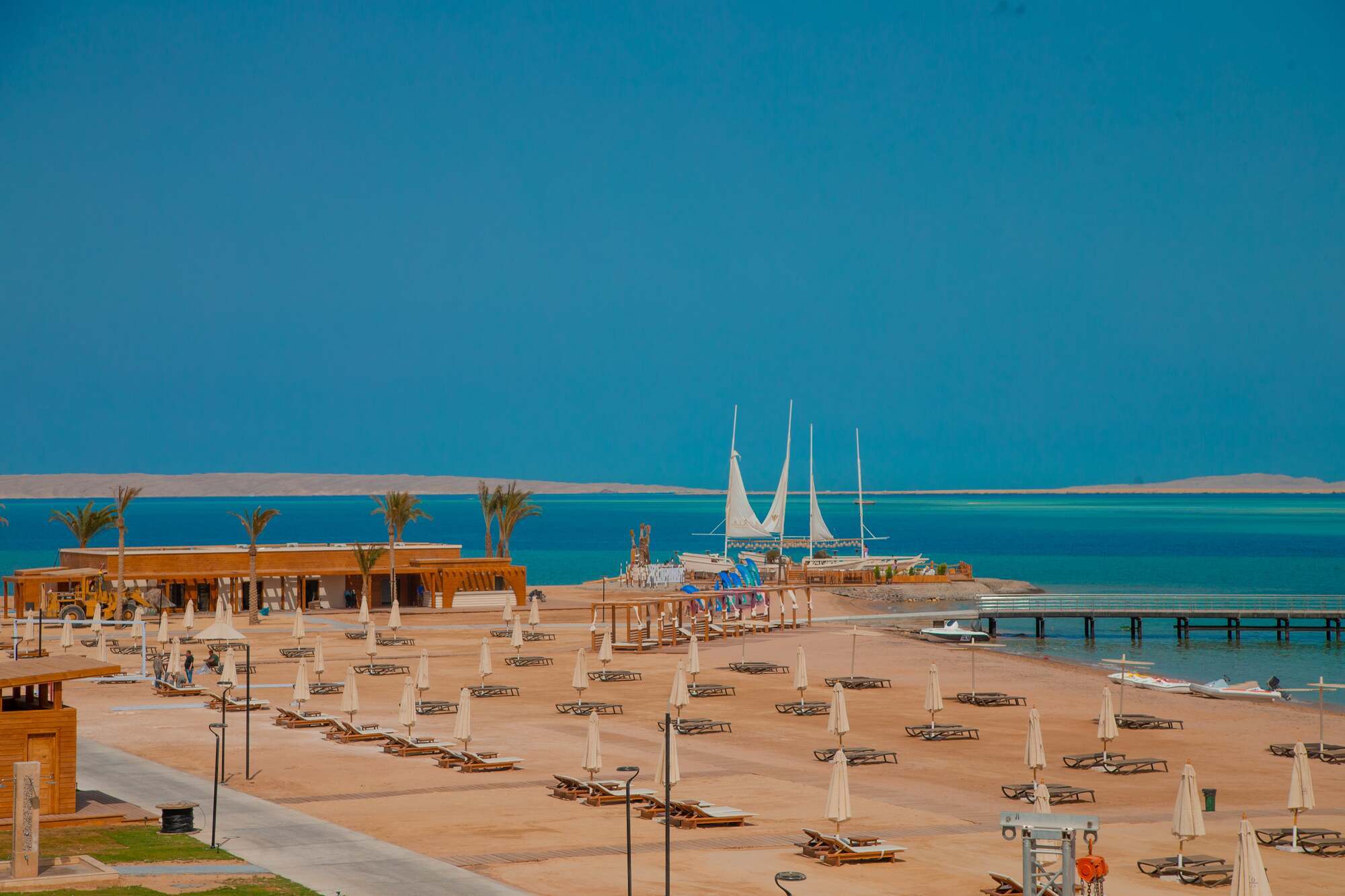 Шикарный песчаный пляж Rixos Premium Magawish