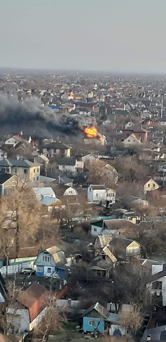 Полум'я охопило великий приватний будинок