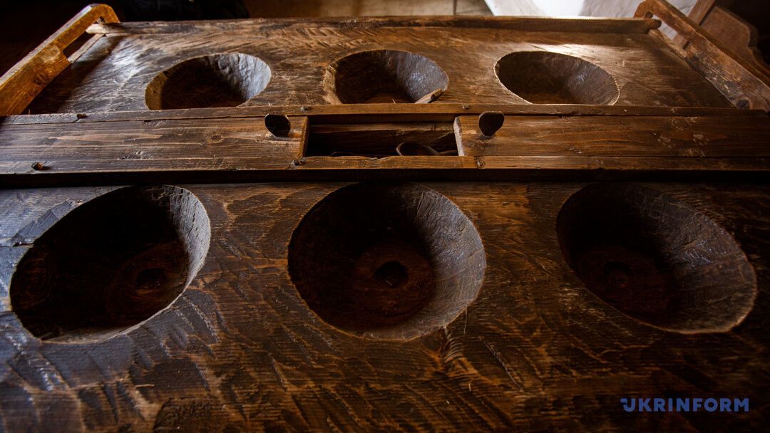 Гуцульський стіл  зроблений із двох товстих дубових колод