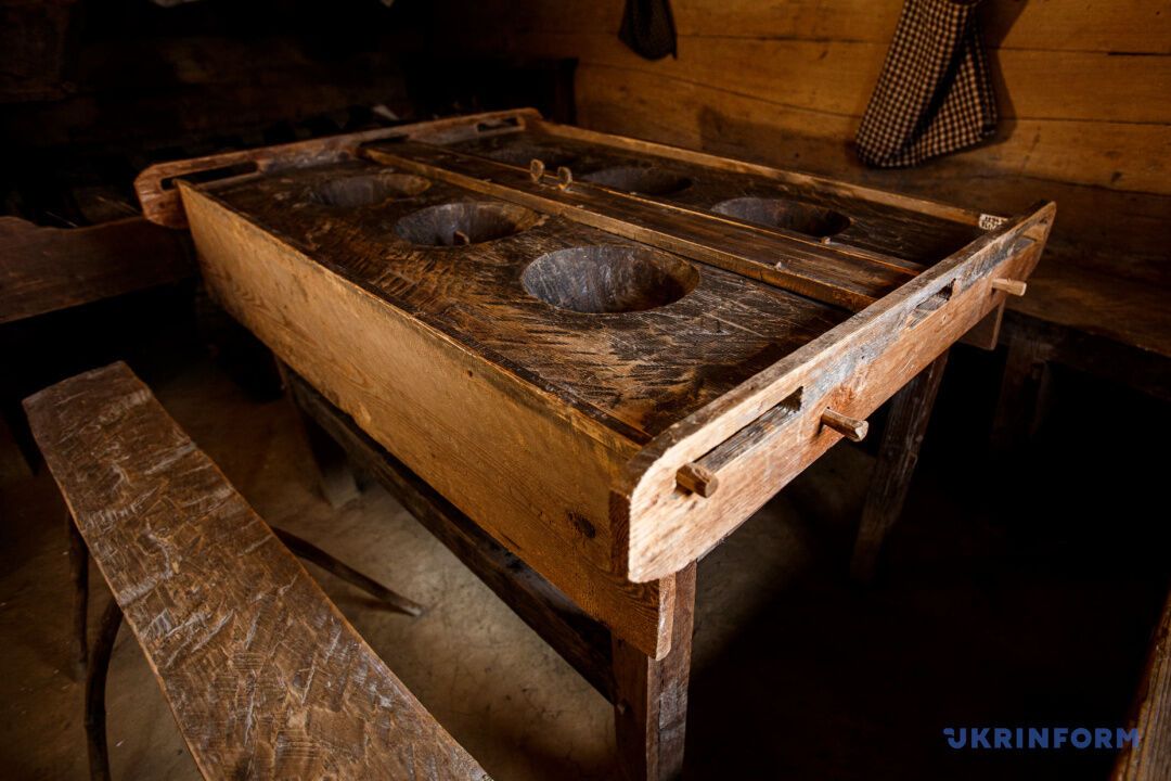 Исследователи считают, что такой стол был формой для тиражирования какого-то продукта, или же в нем хранили муку