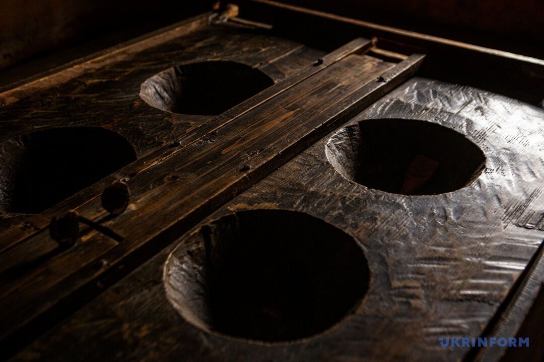 Стол имеет в себе шесть выдолбленных "тарелок"