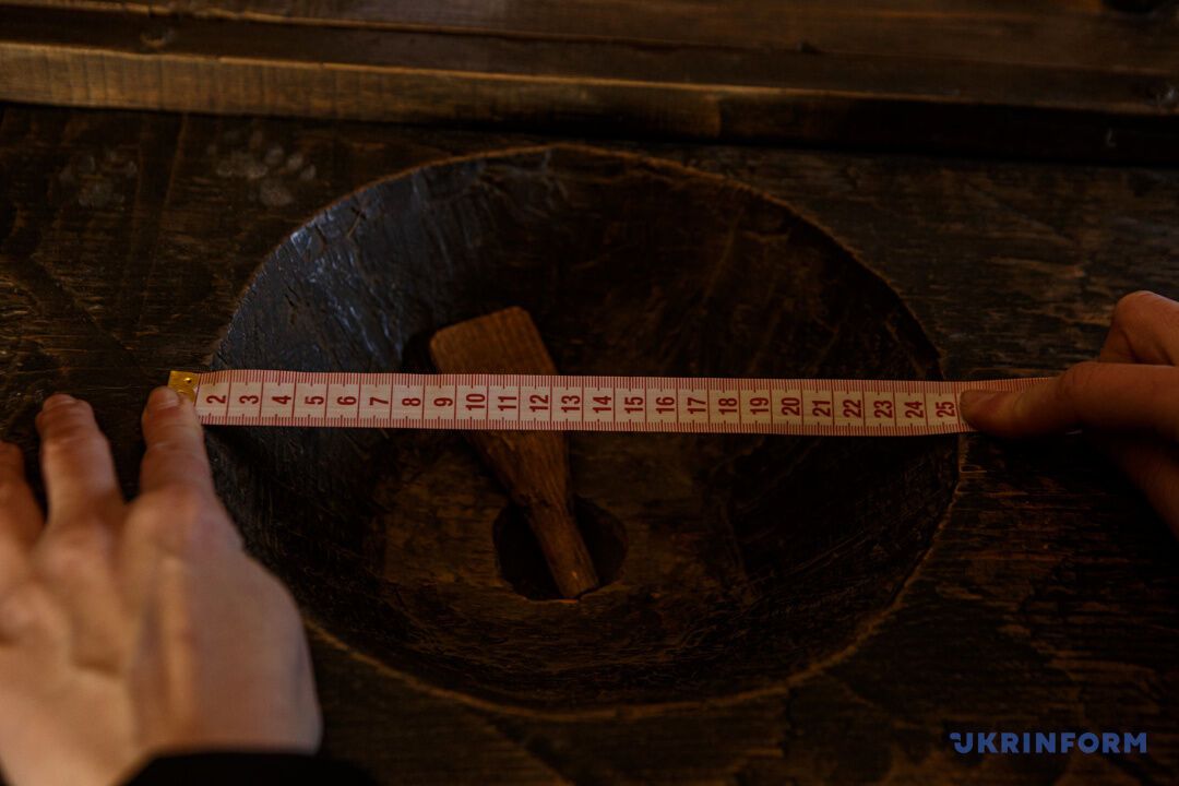 Діаметр видовбаної у столі "тарілки" становить приблизно 25 см
