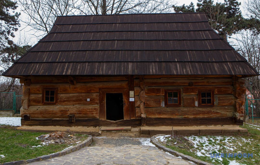 Копия гуцульского стола хранится в Ужгородском скансене
