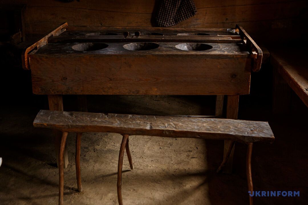 Копія стола у гуцульській хаті з присілка Кевелів, Ясіня