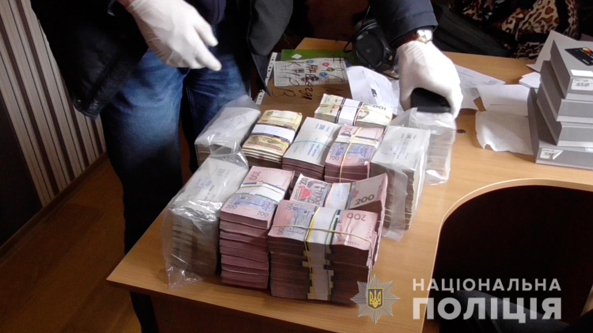 В Украине аферисты через "пирамиду" обманули тысячи украинцев на 150 млн