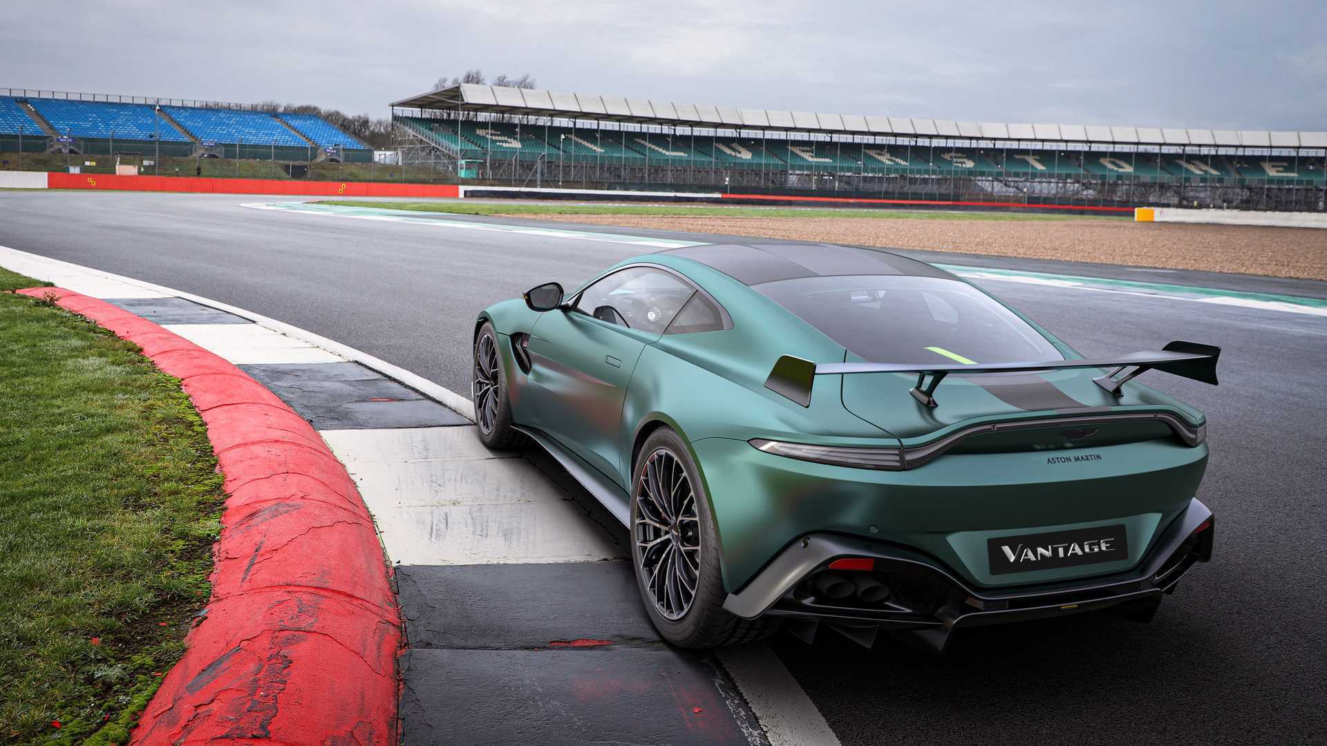 Зовні Aston Martin Vantage F1 Edition виділяється смарагдовим відтінком кольору Racing Green