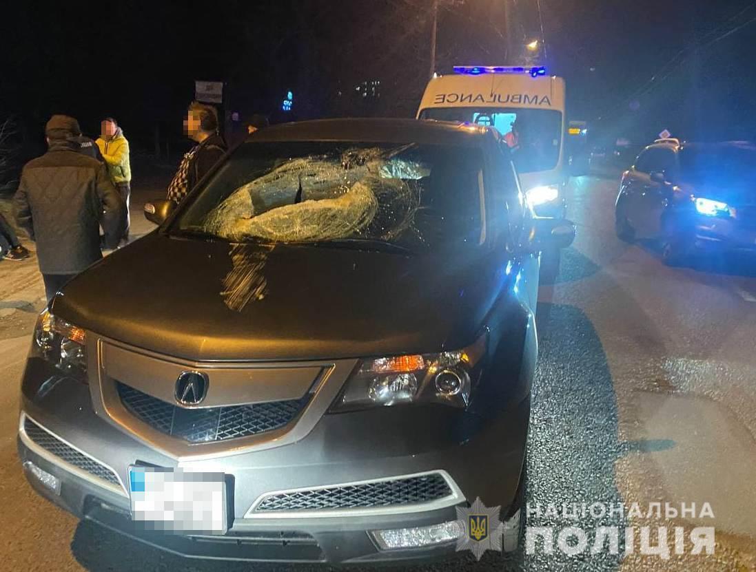 Каналізаційний люк пробив лобове скло Acura MDX і вбив дитину