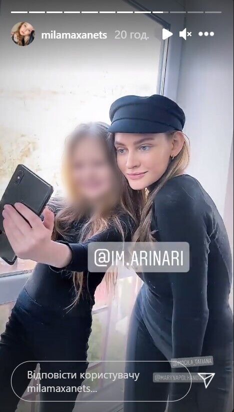 Мілана Маханець фотографується з моделлю.