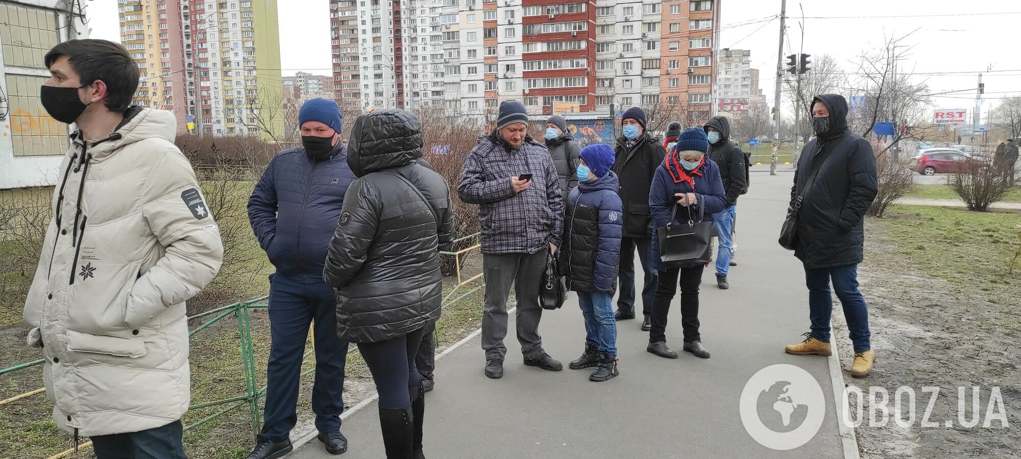 Люди стоять без дотримання дистанції.