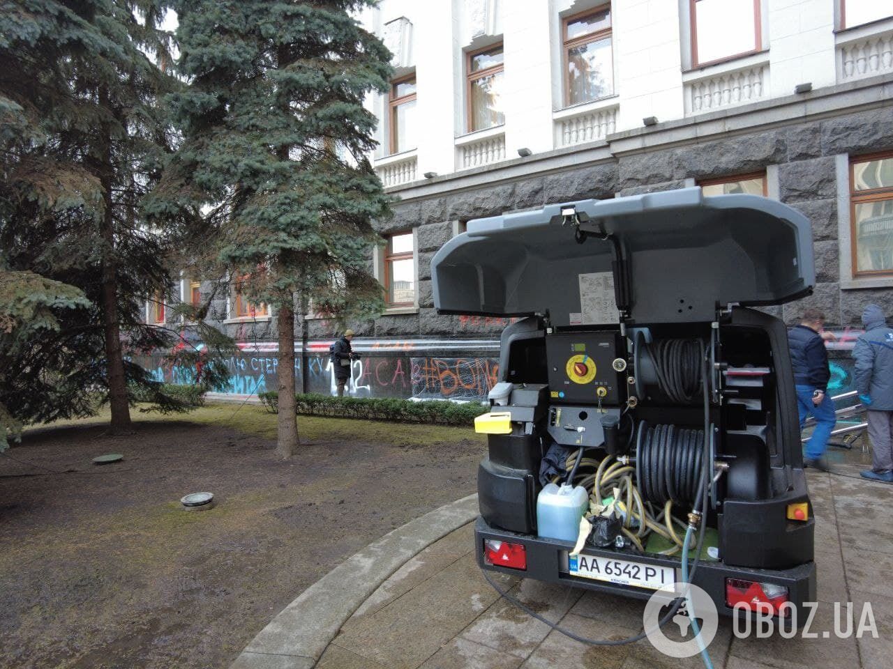 В Киеве начали отмывать стены здания Офиса президента.